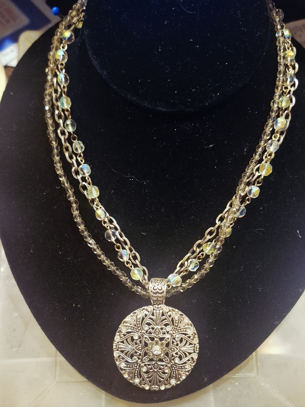 Avon Nina Ricci Signed Avon Pendant Necklace